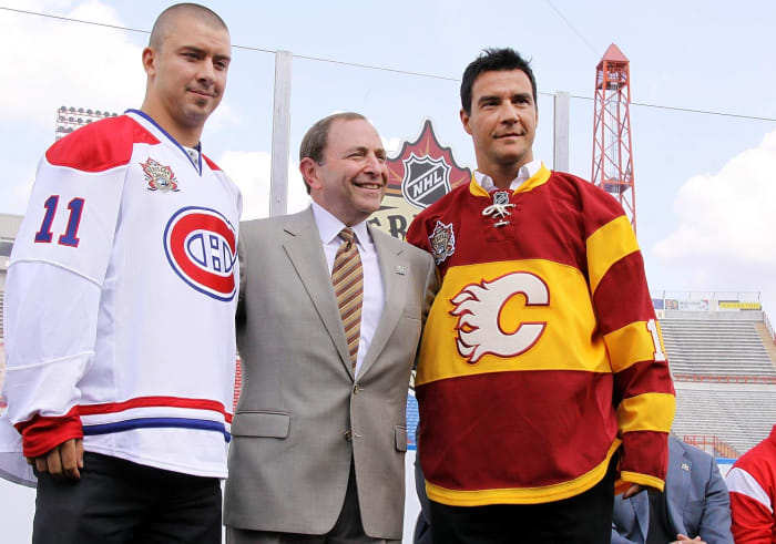 Calgary-Flames-Curtis-Glencross-Gary-Bettman.jpg